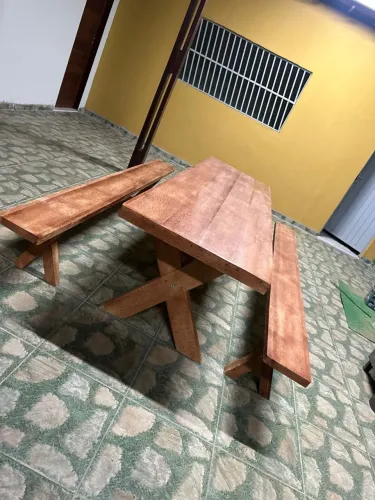 Conjunto mesa e bancos de madeira
