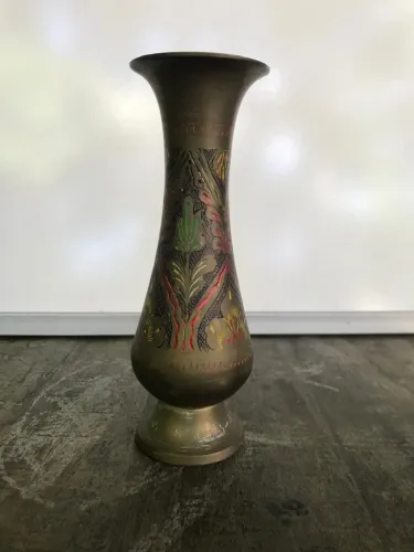 Vaso vintage de metal decorativo com detalhes florais