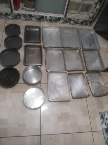 tabuleiro de bolo e assados