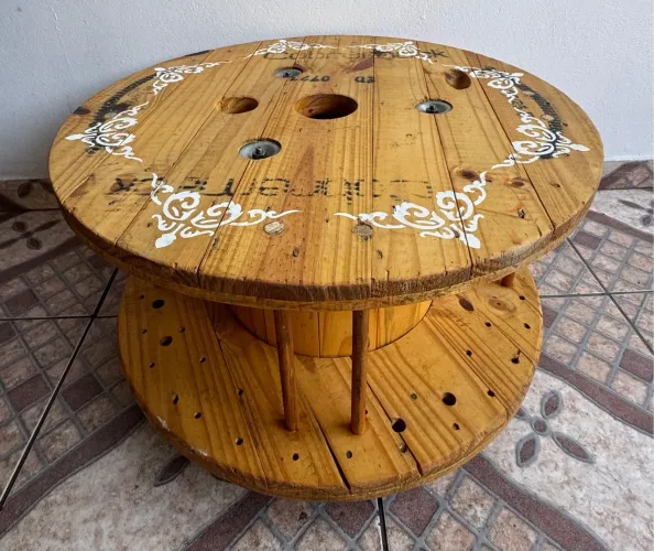 Mesa de centro em madeira (Bobina)