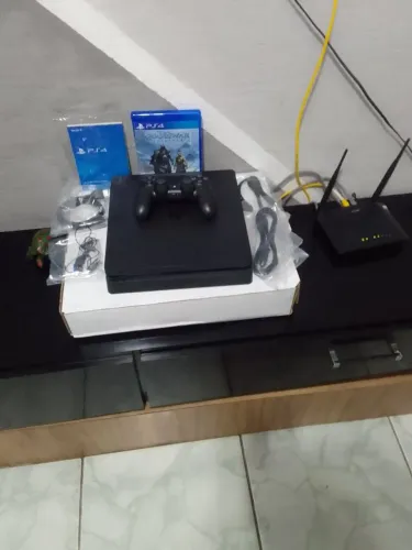 PS4 Slim 1TB | Semi Novo | 2 Controles + God of War Ragnarok | Ótimo Estado!