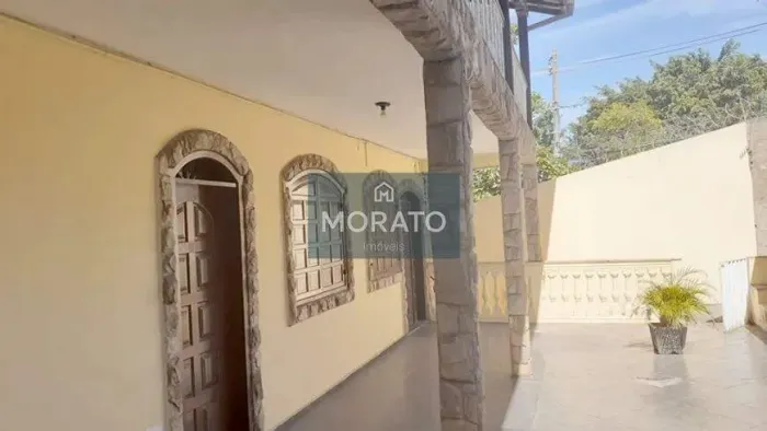 Casa colonial com 4 quartos sendo 1 suíte com 8 vagas de garagem no Bairro Eldorado.