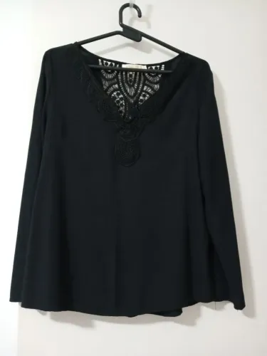 Blusa preta com detalhe em renda