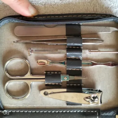 Kit Viagem 8 peças, cortador de unha, pinça, tesoura, espelho, etc.