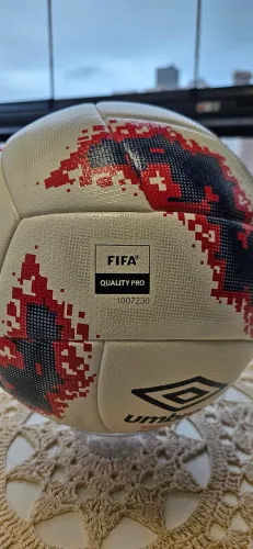 Bola de Futebol Umbro Neo Swerve PRO - Selo FIFA QUALITY PRO - Oficial de Competição