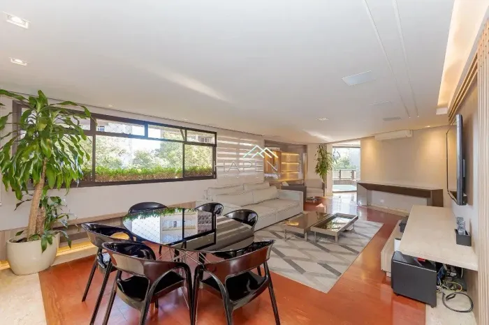 Apartamento à Venda Batel com 3 suítes e piscina