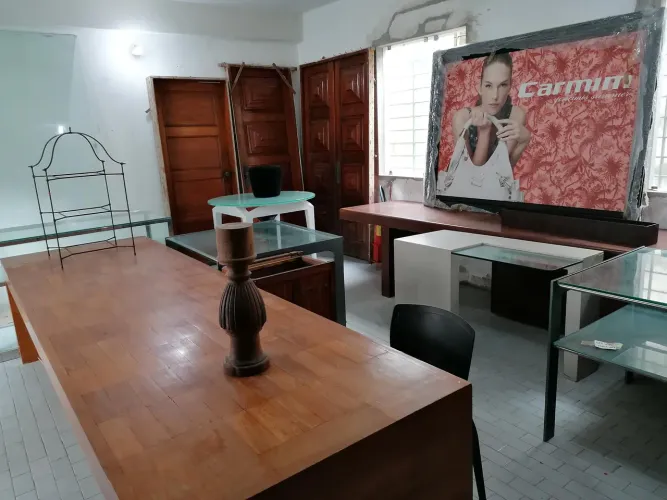Mesa folheada com tacos de  peroba do Campo 