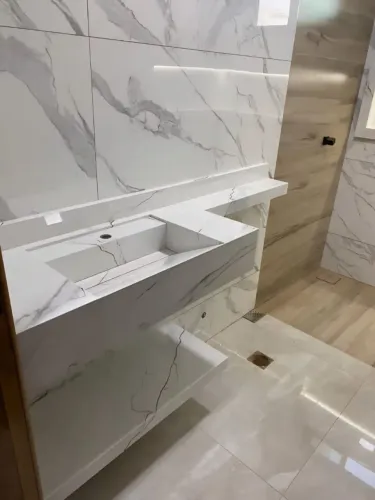 Pia porcelanato branco rajado com braço 