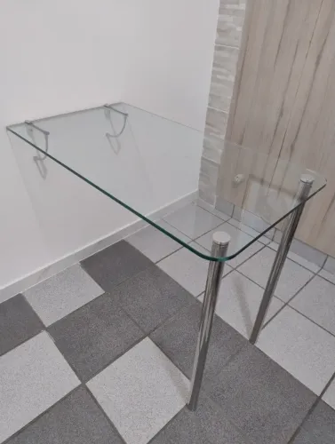 Mesa de vidro e prateleira