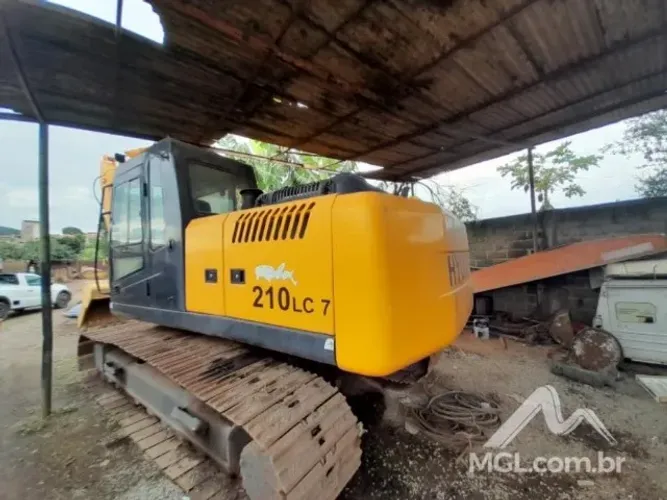L)Escavadeira Hyundai 210c