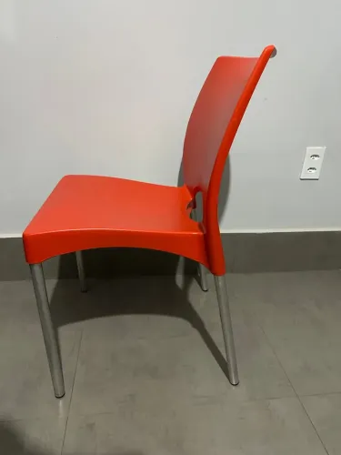 Cadeira de plástico laranja