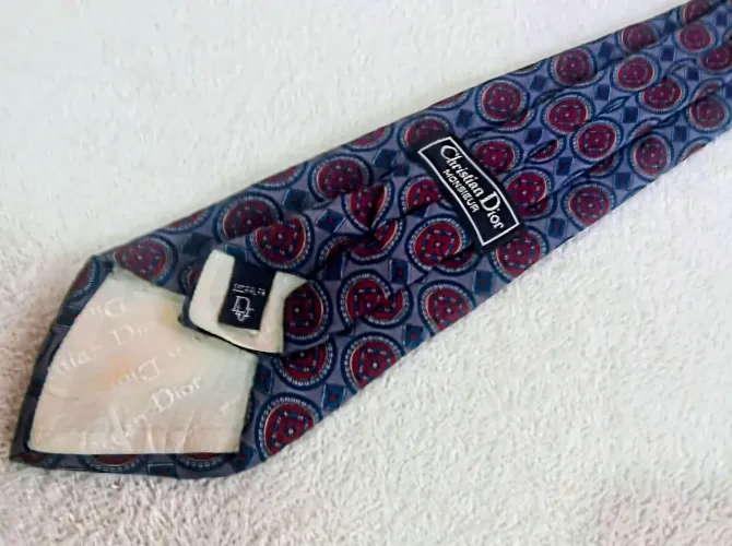 Gravata Slim Christian Dior Vintage Azul-Marinho com Padrões Vermelhos - Seda Natural