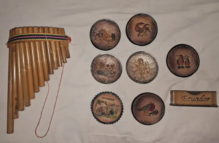 Coleção de itens decorativos do Equador - REMETO