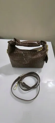 Vende-se Bolsa pequena de mão e ombro cor marrom 