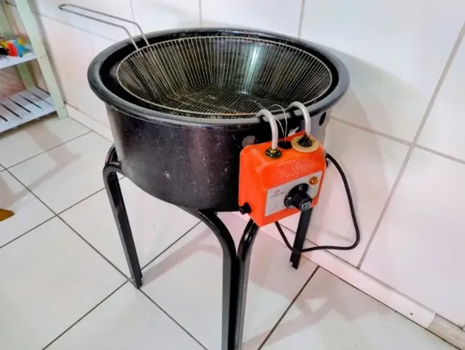 FRITADEIRA ELÉTRICA DE 14 LITROS COM CAVALETE