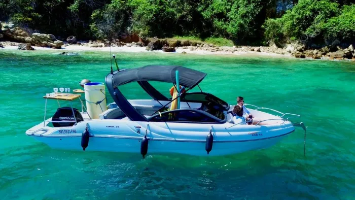 Lancha Coral 23 pés com Deck motor Mercury 4t e banheiro