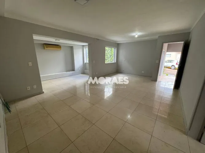 Casa em Condomínio Fechado com 4 quartos (1 suíte), 2 vagas, à venda, a/c 200 m² por R$ 82