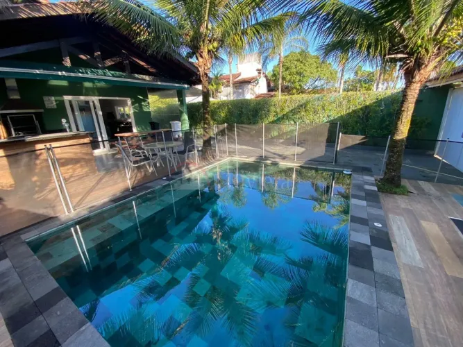 Casa com Piscina a Venda em Juquehy a 550 Metros da Praia