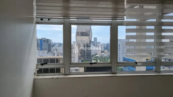 Andar corporativo de 101 m2, com 4 salas com ar-condicionado, 2 banheiros, recepção, copa,