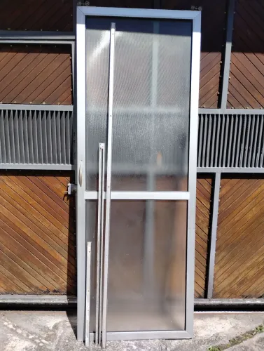 PORTA DE DE CORRER ALUMÍNIO E VIDRO NÃO TRANSPARENTE