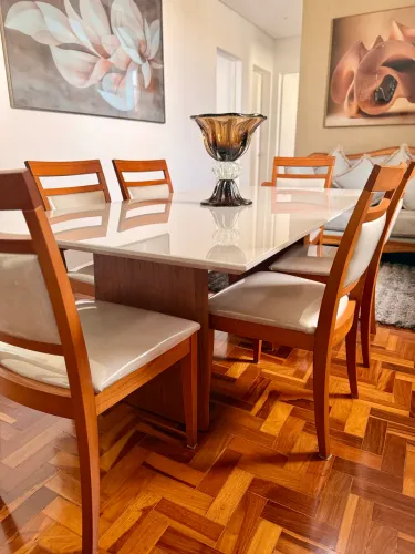 Mesa em madeira com 6 cadeiras plastificada