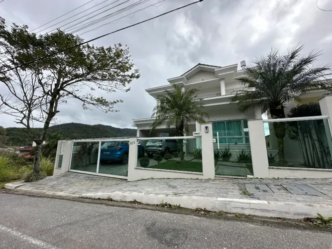 Casa na Pedra Branca com 3 suítes, 386m2, 4 vagas de garagem