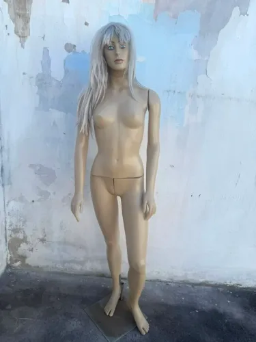 Vendo um manequim com cabeça