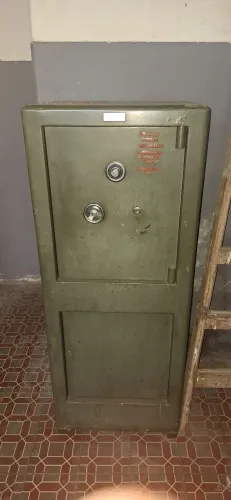 Cofre antigo de aço 