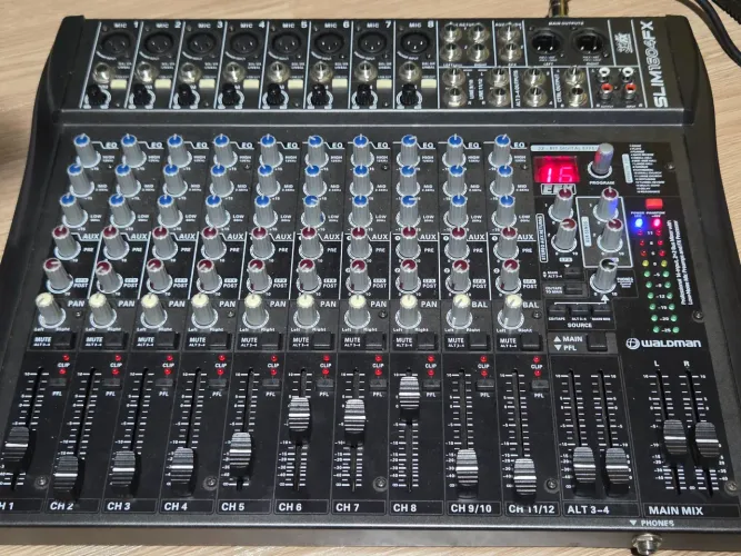 Mesa de som 16 canais com efeitos nativos