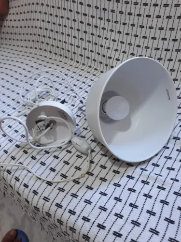Lustre branco para mesa de estudo