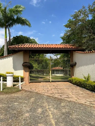 Sítio com piscina, área de plantio e pasto e campo de futebol em Itu, São Paulo.