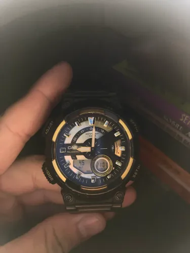 Relógio Preto e Dourado