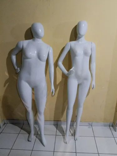 Vendo 2 Manequins para loja Feminina semi novos e ainda dou 2 bustos de brinde.