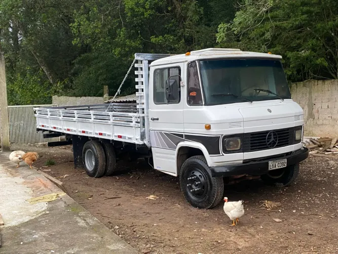 Mb 608 ano 80 caminhão pneus novos trabalhando diariamente