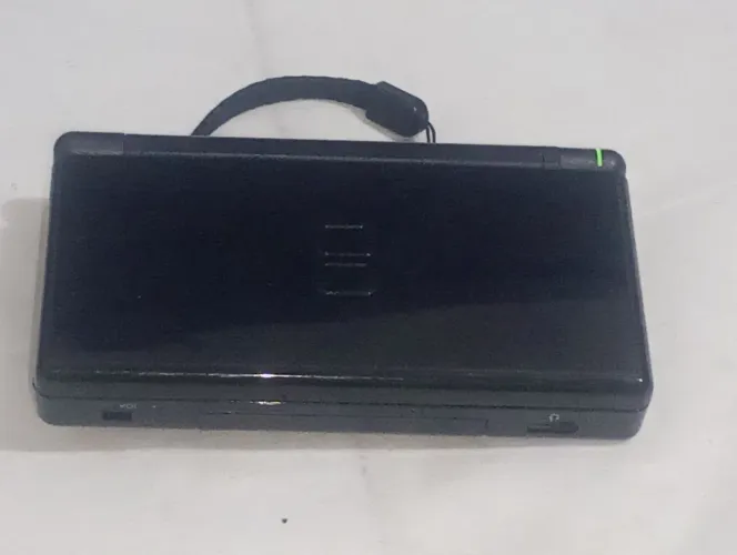 Nintendo DS usado com uma delas meio quebrada mais tudo funcionando com carregador