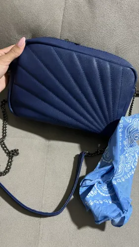 Bolsa azul com lenço