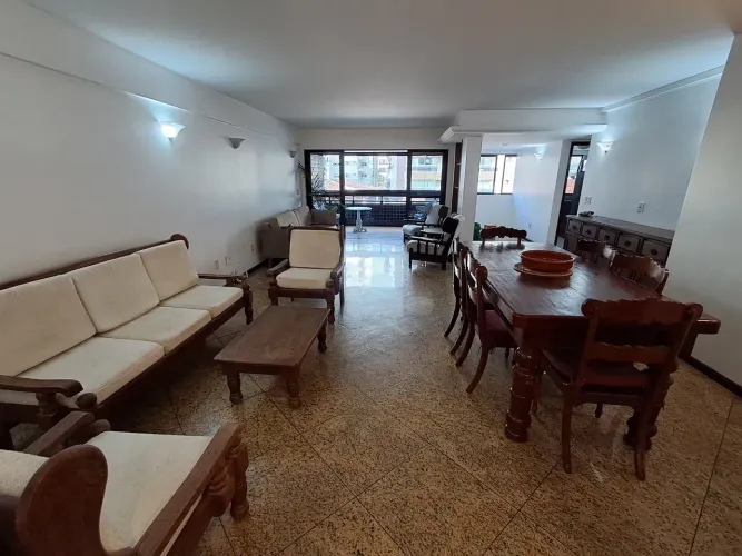 Apartamento mobiliado na Ponta Verde a menos de 100m da praia