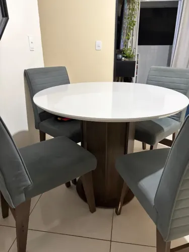 Mesa de jantar redonda 4 cadeiras R$ 600