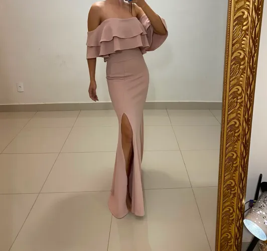Vestido rose longo ombro a ombro acinturado com tecido com lycra e fenda lateral feminino