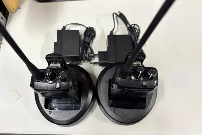 Par de rádios vertex UHF VX-261