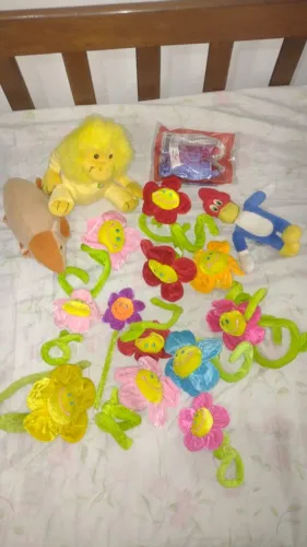 Lote com 12 Flores de Pelúcia + Brindes Colecionáveis!