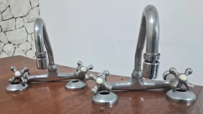 Par de Torneiras Misturadoras de Parede Cromado Duplo Comando