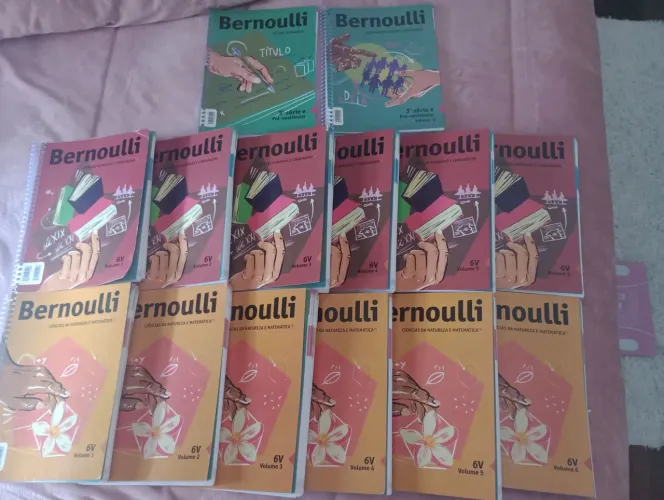 Livros bernoulli todos volumes Pré vestibular