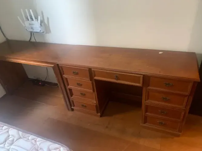 Escrivaninha Principal (com gaveteiros) e Mesa de Apoio Lateral