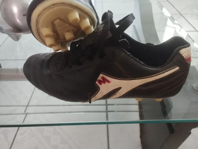 Vendo chuteira toda de couro legítimo nomero 39 nova usada duas vezes valor 150