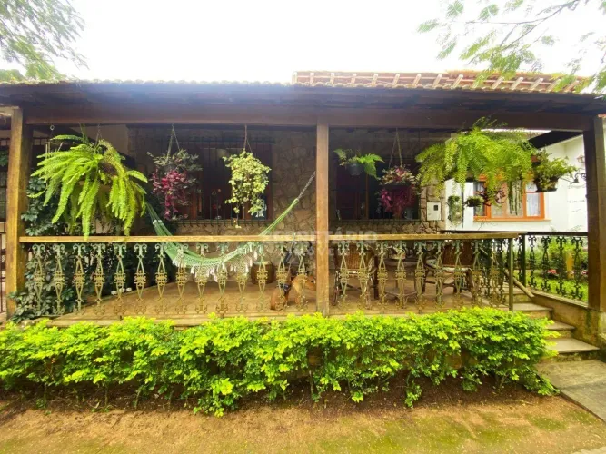 Charmosa casa beira lago em condominio com clube completo em Secretário!