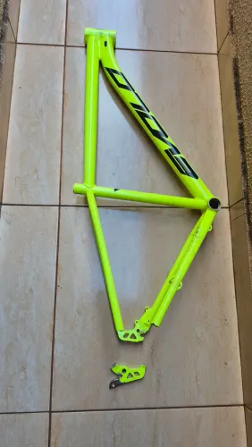 Quadro alumínio quebrado, número 17, entrego. 