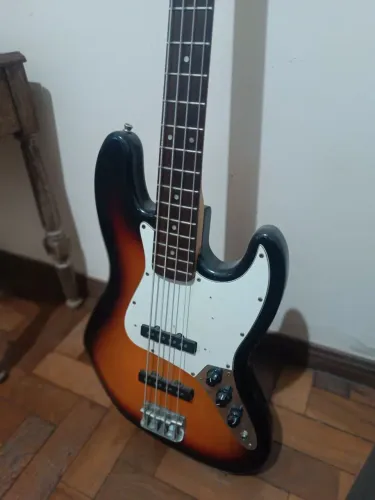 Jazz bass Squier leia o Anúncio