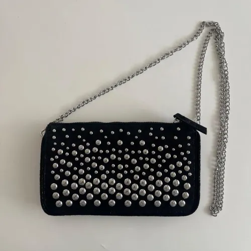 Bolsa tiracolo preta com tachas metálicas prateadas e alça de corrente