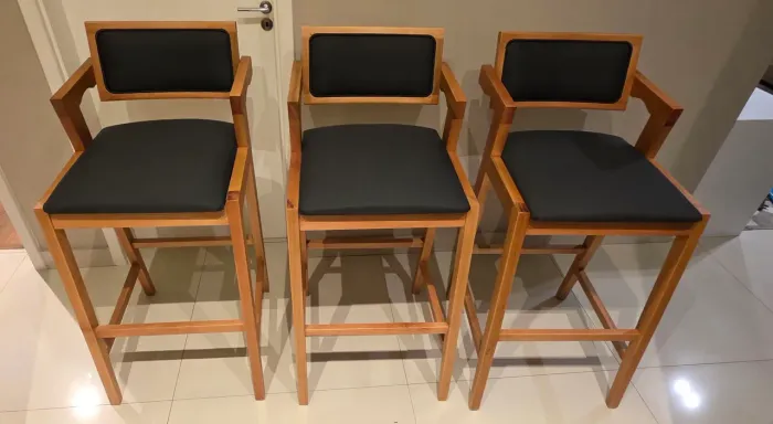 Banquetas de madeira com tecido aquablock